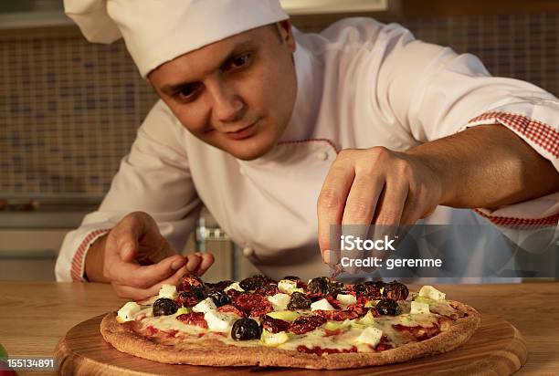 Photo libre de droit de Chef Faire Pizza banque d'images et plus d'images libres de droit de Fabriquer - Fabriquer, Pizza, Préparation