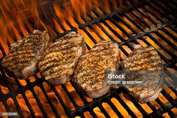 Grelhado De Porco Chops Em Chamas - Fotografias de stock e mais imagens de Carne - Carne, grelhar, Grelhador
