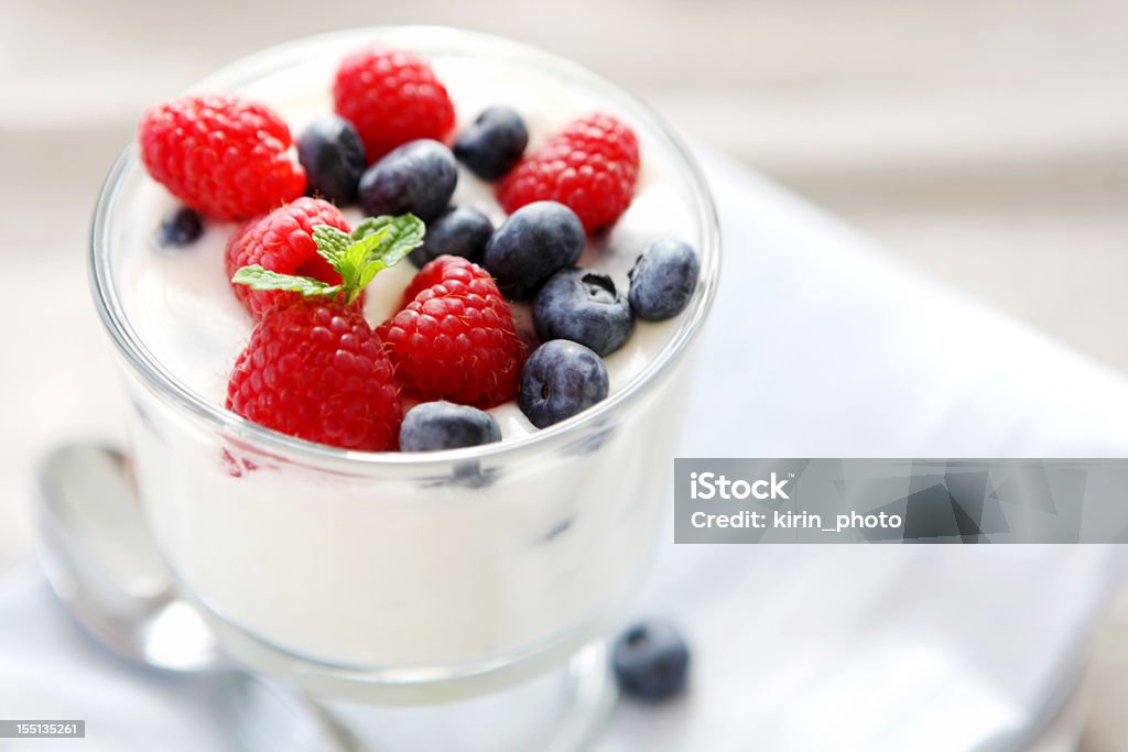 Yaourt avec des fruits rouges - Photo de Parfait glacé libre de droits