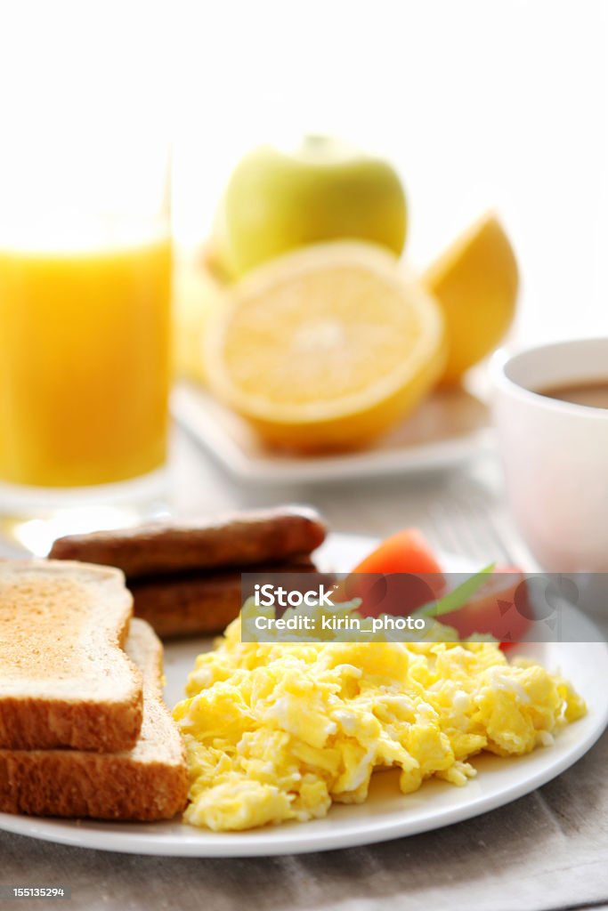 Desayuno-Huevos, salchichas y tostadas - Foto de stock de Café - Bebida libre de derechos