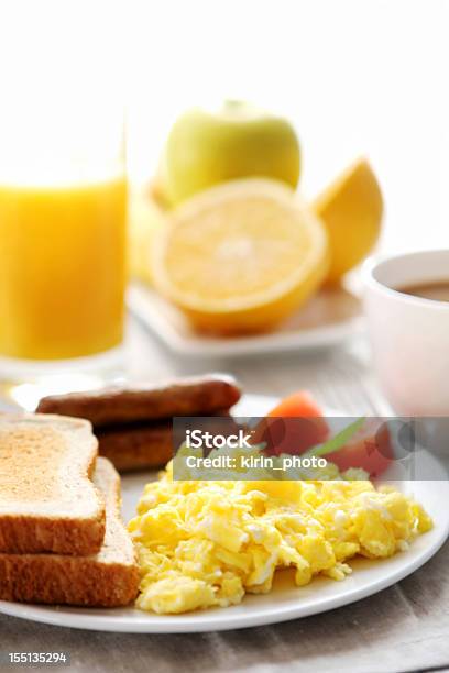 朝食卵ソーセージとトースト - おやつのストックフォトや画像を多数ご用意 - おやつ, オレンジジュース, カラー画像