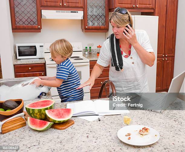 Multitarea Madre En Su Casa Foto de stock y más banco de imágenes de Caos - Caos, Mujeres, Niño