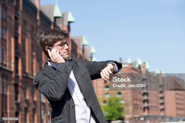 Beschäftigt Mann In Speicherstadt Der Hamburger Stockfoto und mehr Bilder von Am Telefon - Am Telefon, Architektur, Auf die Uhr sehen