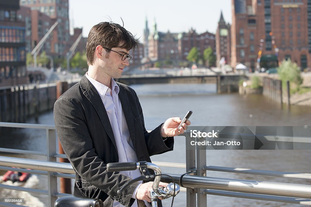 Mann überprüfen seine Nachrichten in Hamburg - Lizenzfrei Hamburg Stock-Foto