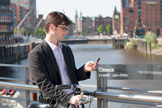 Mann Überprüfen Seine Nachrichten In Hamburg Stockfoto und mehr Bilder von Hamburg - Hamburg, Geschäftsleben, Männer