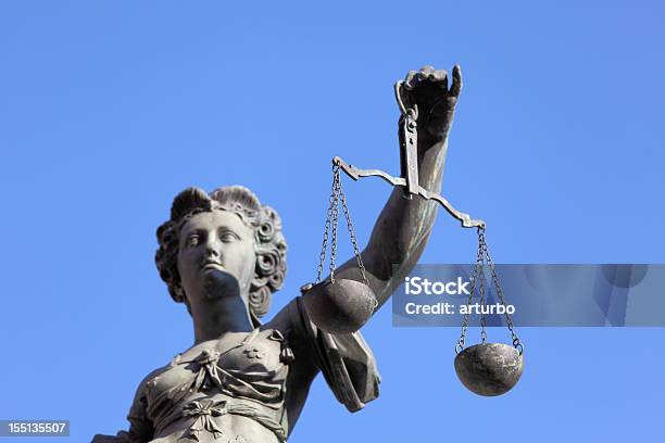 Photo libre de droit de Half Portrait De Dame Justice Contre Ciel Bleu banque d'images et plus d'images libres de droit de Avocat - Juriste - Avocat - Juriste, Femmes, Adulte
