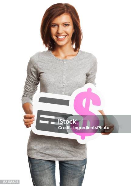 Joven Mujer Sosteniendo La Tarjeta De Crédito De Pago Señal Aislado En Blanco Foto de stock y más banco de imágenes de Adulto