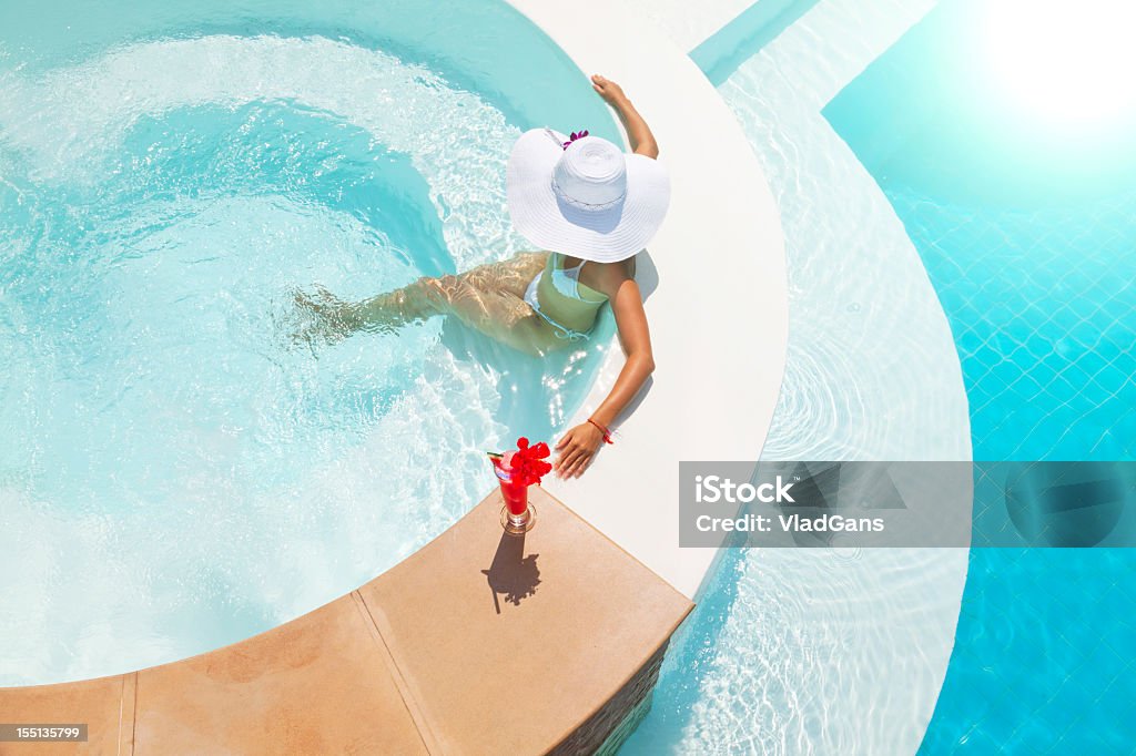 Mulher relaxante em waterpool - Royalty-free Descontrair Foto de stock