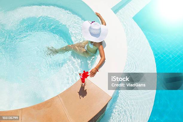 Mulher Relaxante Em Waterpool - Fotografias de stock e mais imagens de Descontrair - Descontrair, Mulheres, Piscina