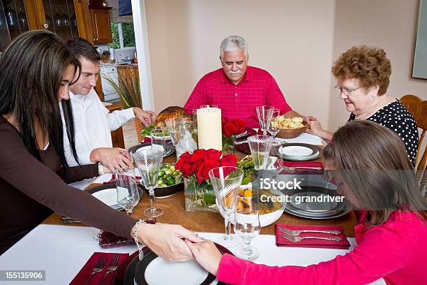 Rodzina Modlitwa W Święto Dziękczynienia Lub Narodzenia Obiad - zdjęcia stockowe i więcej obrazów Modlić się