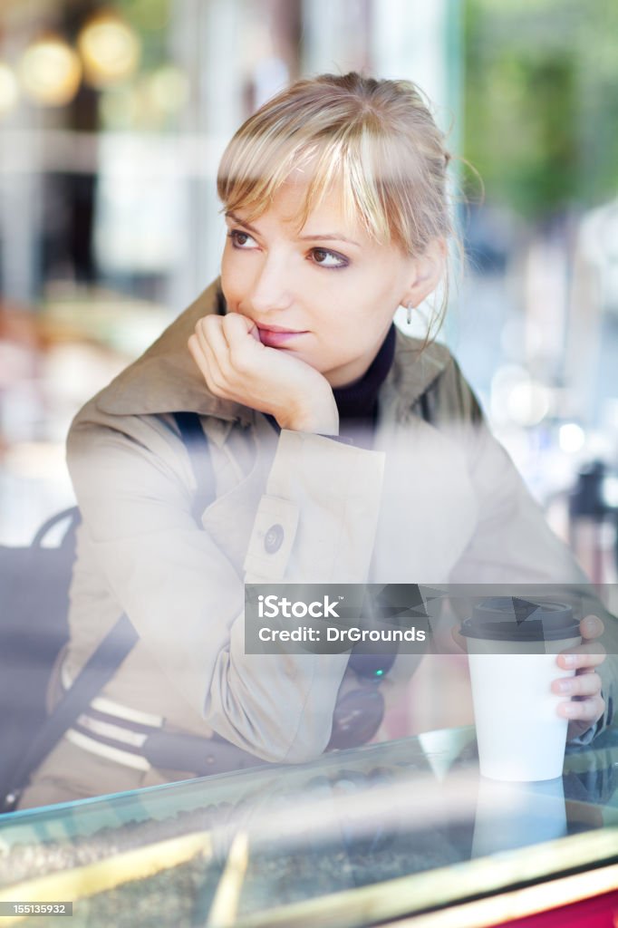 Junge Frau trinken Kaffee im Café Blick durchs Fenster - Lizenzfrei Abwarten Stock-Foto