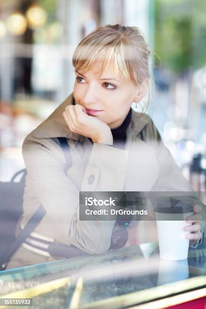 Junge Frau Trinken Kaffee Im Café Blick Durchs Fenster Stockfoto und mehr Bilder von Abwarten