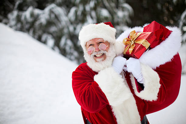 陽気なサンタクロースのお散歩では、冬期にスノー、クリスマスギフト - santa claus gift snow sack ストックフォトと画像