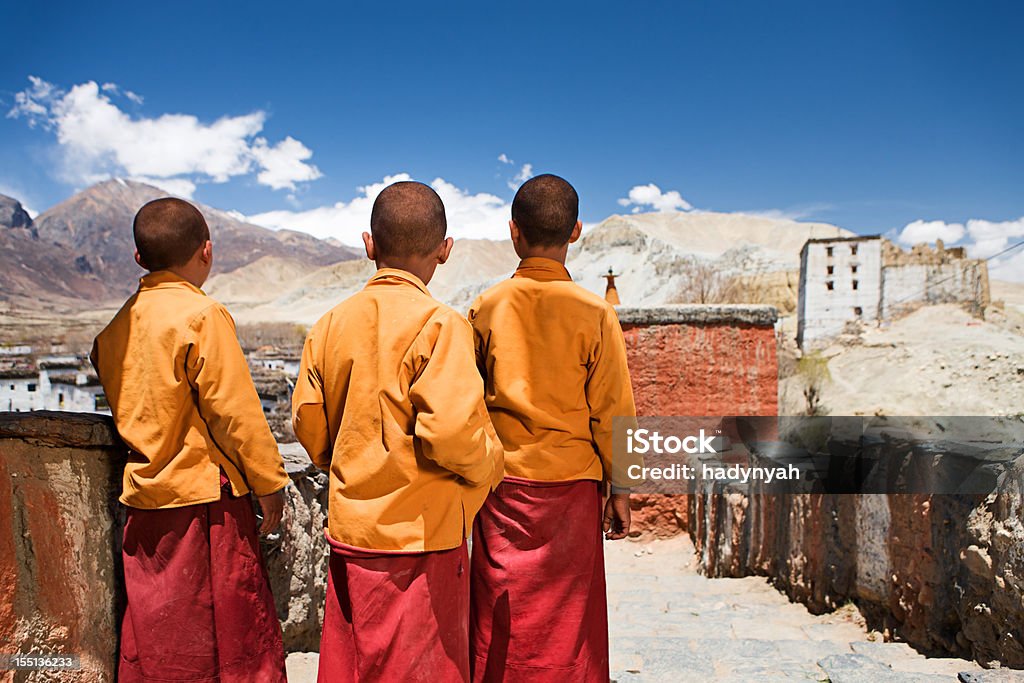 Novato monjes en tibetano monasterio.   Mustang. - Foto de stock de Himalayas libre de derechos