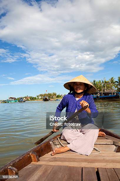 Com Mulher Asiática Vestindo Chapéu De Palha Tradititional Matiz Vietname - Fotografias de stock e mais imagens de Adulto