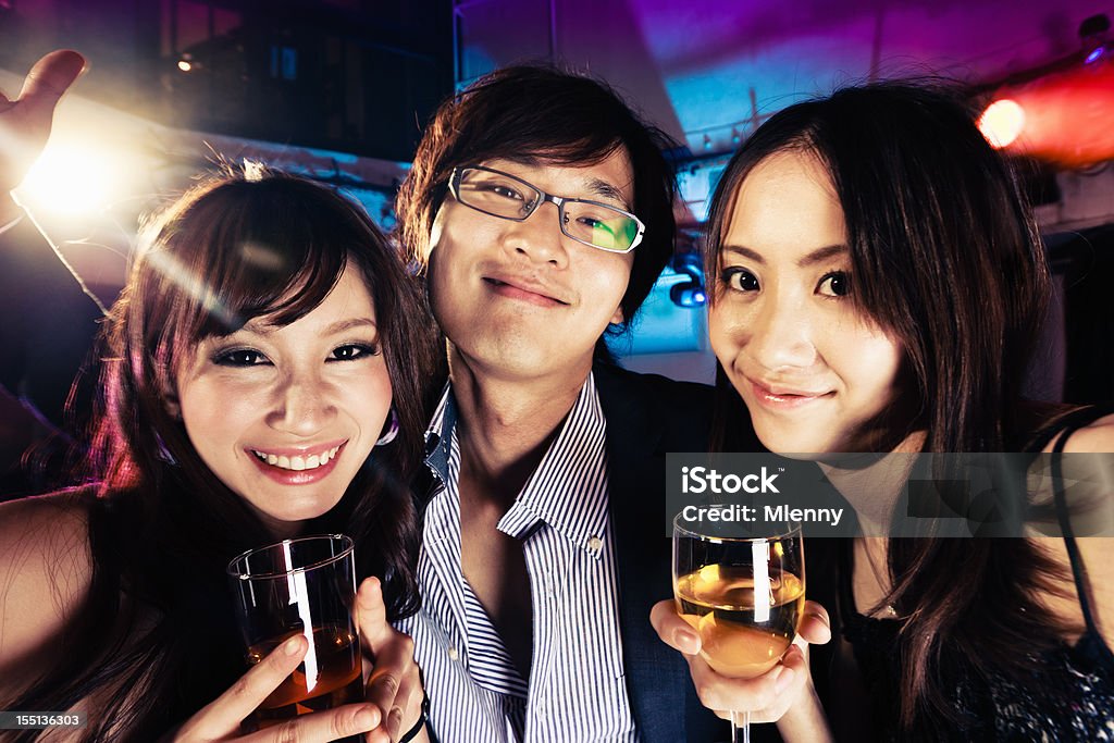 Grupo de jovens feliz japonês em Tóquio noturna e bebida - Foto de stock de Clubbing royalty-free