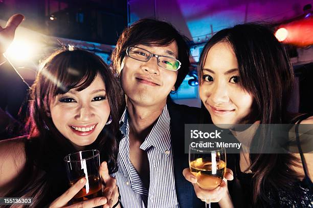 Foto de Grupo De Jovens Feliz Japonês Em Tóquio Noturna E Bebida e mais fotos de stock de Clubbing