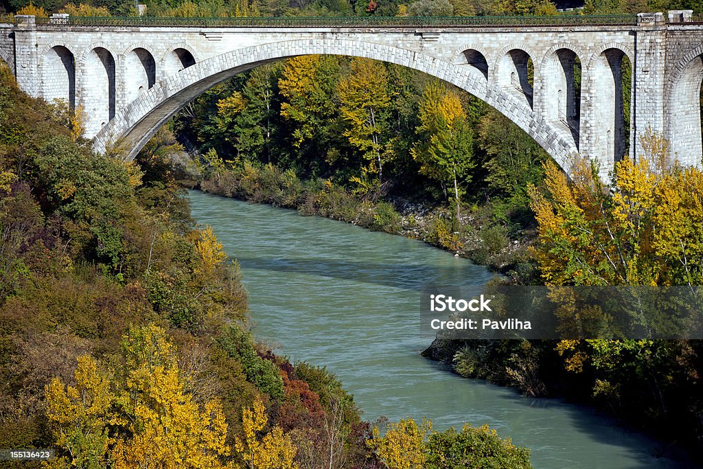 Solkan pedra ponte sobre o rio, como Soca - Foto de stock de Amarelo royalty-free