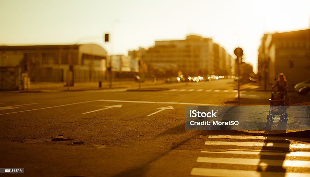 Rua da cidade ao pôr-do-sol, Milão, de deslocamento da lente - Foto de stock de Adulto royalty-free
