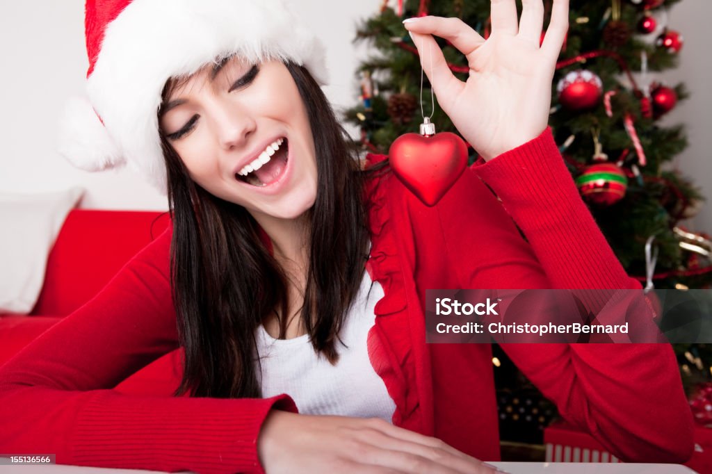 Donna sorridente con Palla dell'albero di Natale - Foto stock royalty-free di 18-19 anni