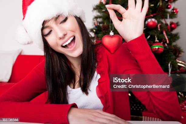 Donna Sorridente Con Palla Dellalbero Di Natale - Fotografie stock e altre immagini di 18-19 anni - 18-19 anni, Adolescente, Adolescenza