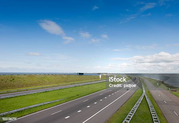 Tráfico En Afsluitdijk Los Países Bajos Foto de stock y más banco de imágenes de Afsluitdijk - Afsluitdijk, Aire libre, Autobús