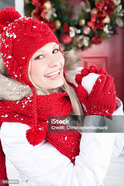 크리스마스웃는 여자 쥠 눈뭉치 외부 12월에 대한 스톡 사진 및 기타 이미지 - 12월, 20-24세, 갈란드-장식품