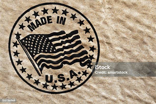 Feita Em Estados Unidos Stenciled Em Grunge Resistiu Caixa De Papelão - Fotografias de stock e mais imagens de Made in the USA - Frase americana