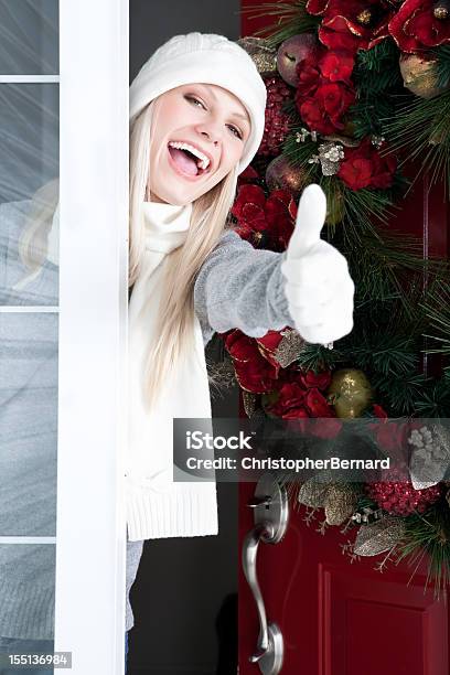 クリスマス笑顔の女性親指アップフロントドアで - 1人のストックフォトや画像を多数ご用意 - 1人, 20-24歳, お祝い