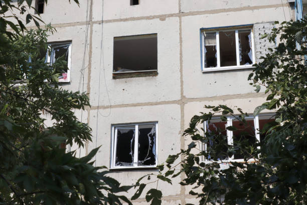 ukraine. donbass. kramatorsk. 31/08/2022. immeuble détruit après une attaque à la roquette. - unusable photos et images de collection