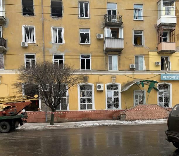 ucrânia. donbass. kramatorsk. 02.02.2023. destruição de prédio residencial após ataque com foguete. - distress rocket - fotografias e filmes do acervo