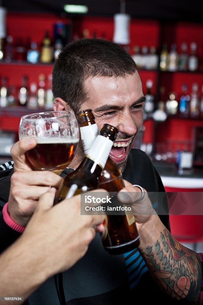 Amigos brindando com suas cervejas. - Foto de stock de Bar royalty-free