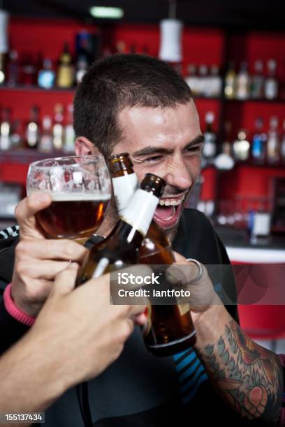 Foto de Amigos Brindando Com Suas Cervejas e mais fotos de stock de Bar - Bar, Beber, Garrafa de Cerveja