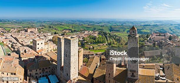 Italia Toscana Antigua Towers De San Gimignano Panorama Foto de stock y más banco de imágenes de San Gimignano