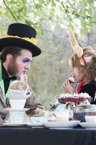 alice в wonderland - bizarre hatter alice in wonderland tea party стоковые фото и изображения