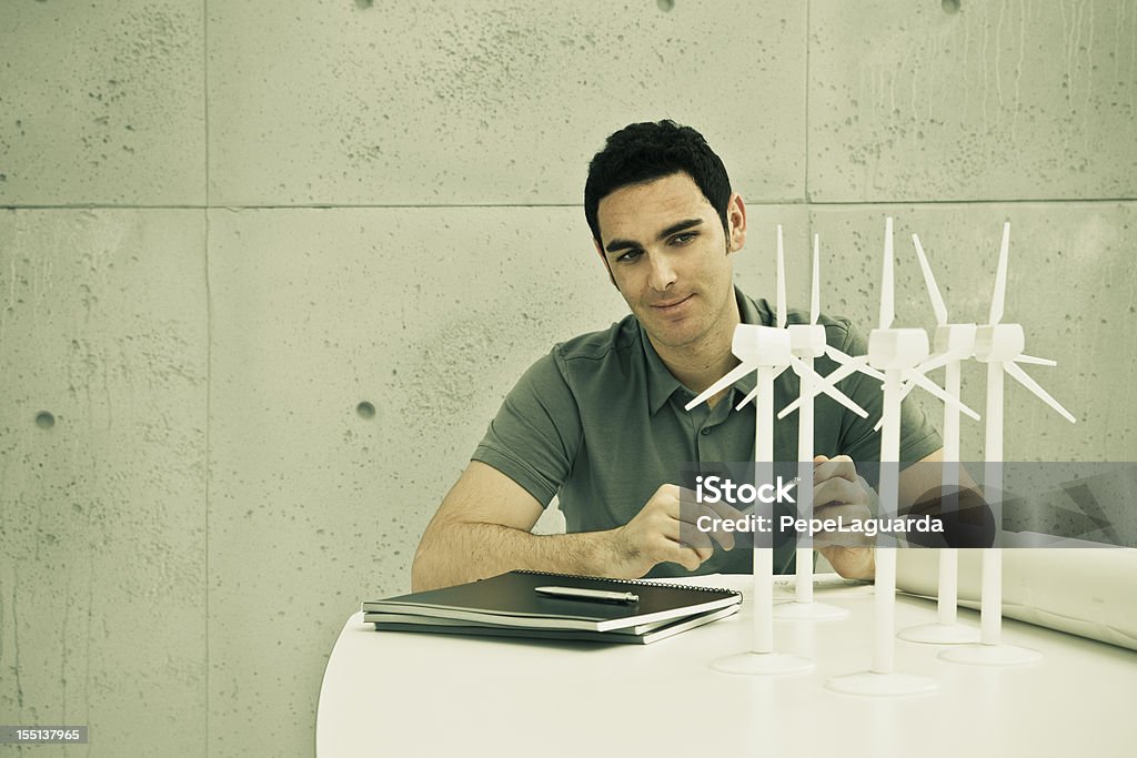 Eco ingegnere con turbine eoliche - Foto stock royalty-free di Scrivania