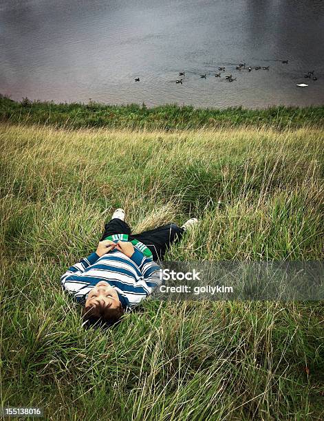 Junge Liegen In Long Grass Mit Augen Geschlossen Stockfoto und mehr Bilder von Auf dem Rücken liegen - Auf dem Rücken liegen, Kind, 8-9 Jahre
