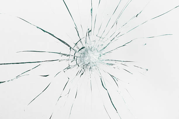 broken windshield with spidering cracks - 玻璃 個照片及圖片檔