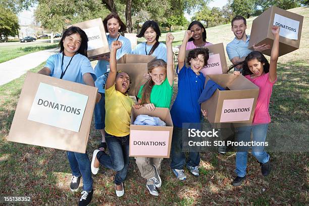 Mix Di Gruppo Di Persone Che Tiene Le Scatole Di Fuori Della Donazione - Fotografie stock e altre immagini di Bambini maschi