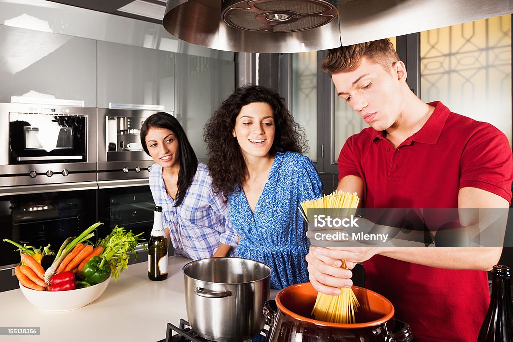 Amigos, cozinhar juntos na cozinha Moderna - Royalty-free 20-29 Anos Foto de stock