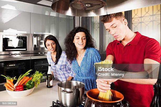 Amigos Cozinhar Juntos Na Cozinha Moderna - Fotografias de stock e mais imagens de 20-29 Anos - 20-29 Anos, Adulto, Alegria