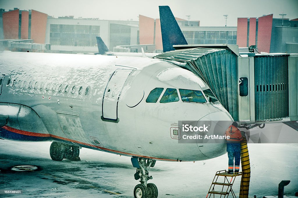 Avion de glacé après la tempête de neige - Photo de Adulte libre de droits