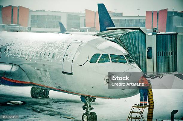 Photo libre de droit de Avion De Glacé Après La Tempête De Neige banque d'images et plus d'images libres de droit de Adulte - Adulte, Avion, Avion de tourisme