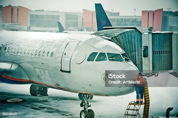 Foto de Avião Degelado Depois De Uma Tempestade De Neve e mais fotos de stock de Adulto - Adulto, Avião, Avião comercial