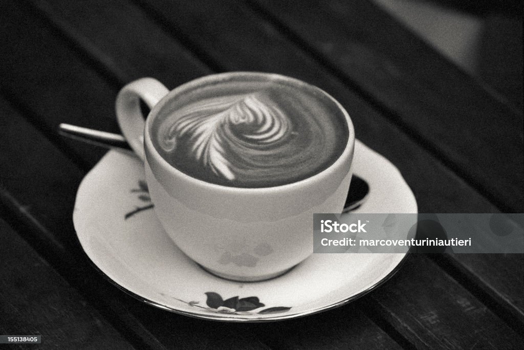 Artistico schiumoso cappuccino - Foto stock royalty-free di Bianco e nero