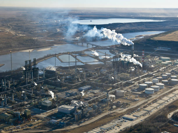 oilsands refinería - fort mcmurray fotografías e imágenes de stock