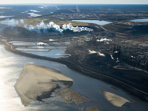 oilsands raffinerie - alberta gas refinery tarsands oilsands photos et images de collection