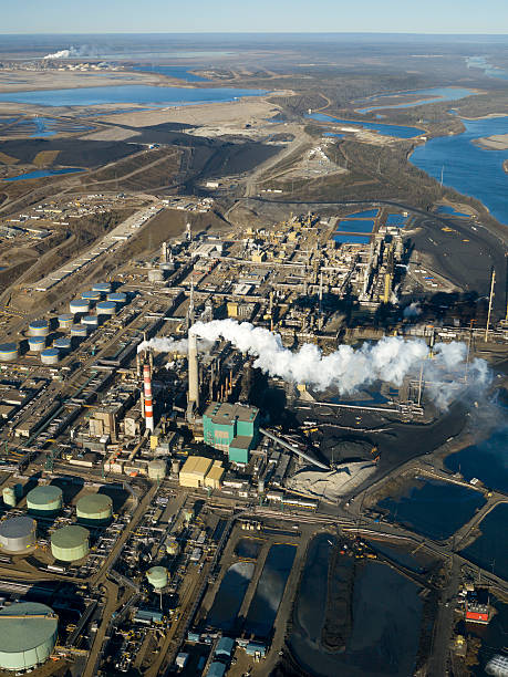 oilsands raffinerie - alberta gas refinery tarsands oilsands photos et images de collection