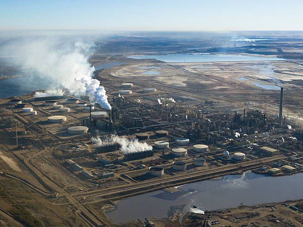 oilsands raffinerie - alberta gas refinery tarsands oilsands photos et images de collection