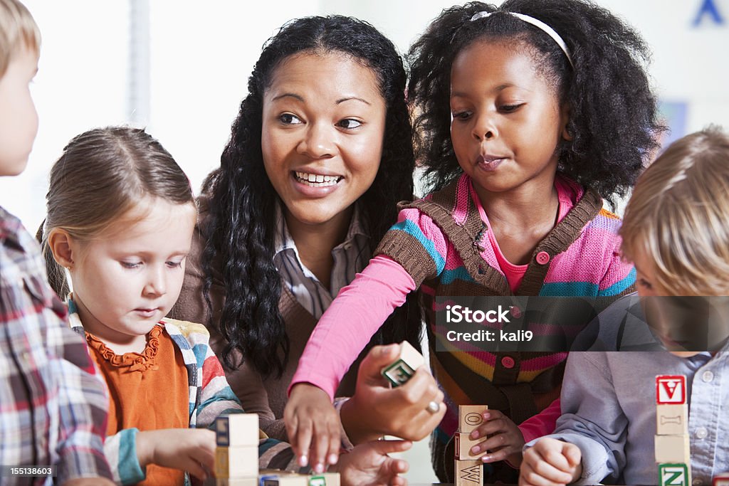 Pequenas, crianças em sala de aula com o professor - Foto de stock de 2-3 Anos royalty-free